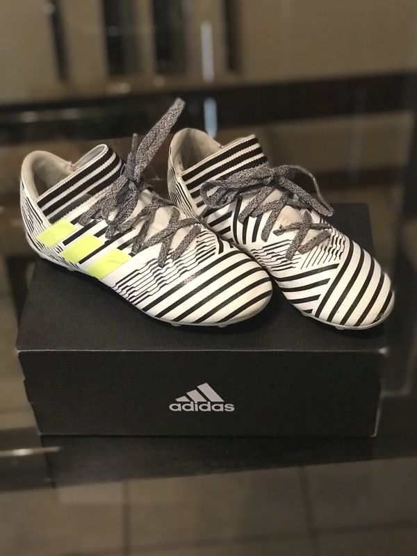Sz 2 Barcelona Messi Shoes No Laces for Sale in Arlington Heights, IL -  OfferUp