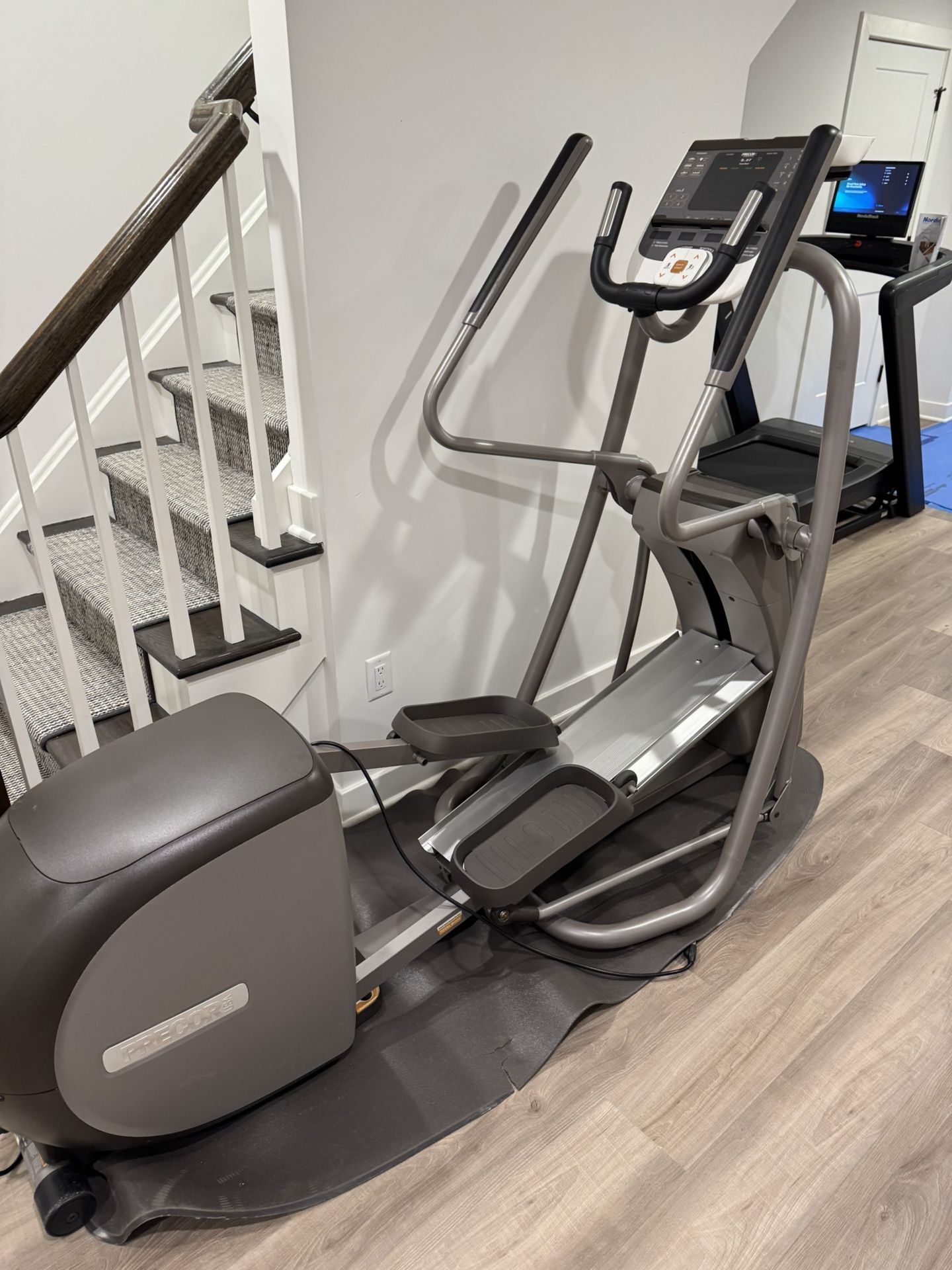 Precor EFX 5.37 Elliptical Trainer