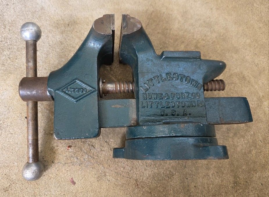 VINTAGE LARGE NO 25 LITTLESTOWN SWIVEL BASE BENCH VISE