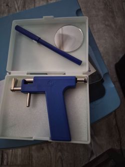 Ear pierceing gun and studs