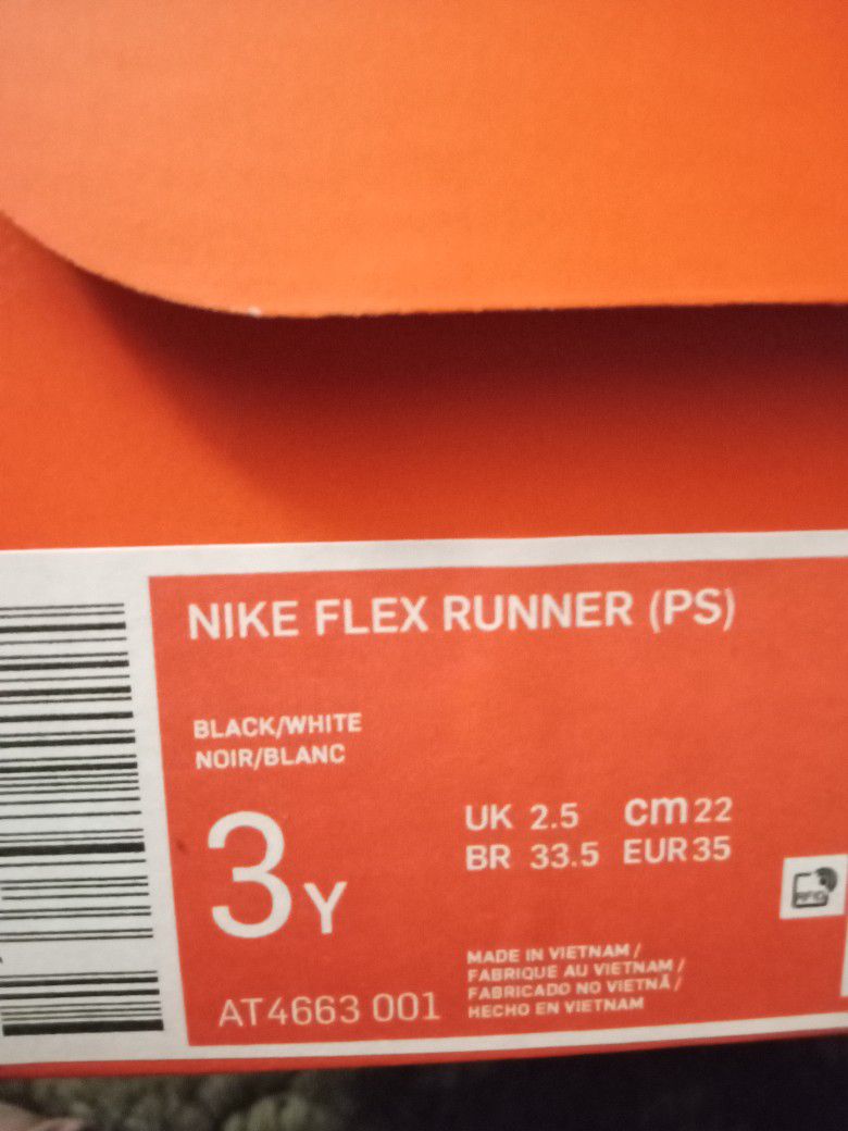 Brand New Nike Flex Runner Sport Shoes Size 3y