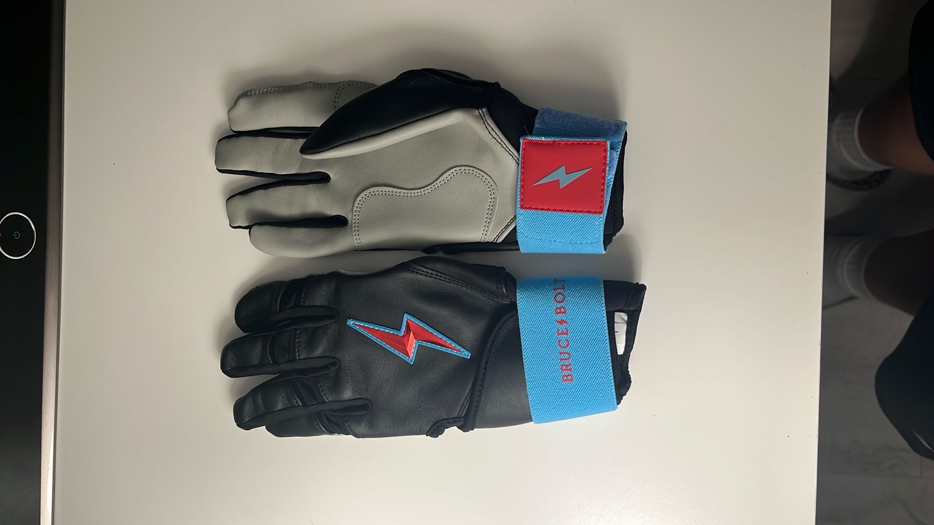 Bruce Bolts, Adult Large