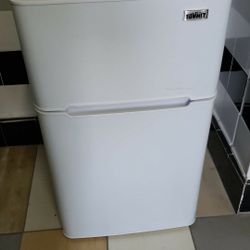 Summit Mount Refrigerator 19"w  3.2 Cu Ft Never Us