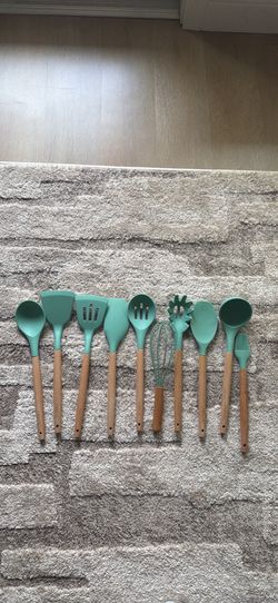 10 kitchen silicone and wood utensils