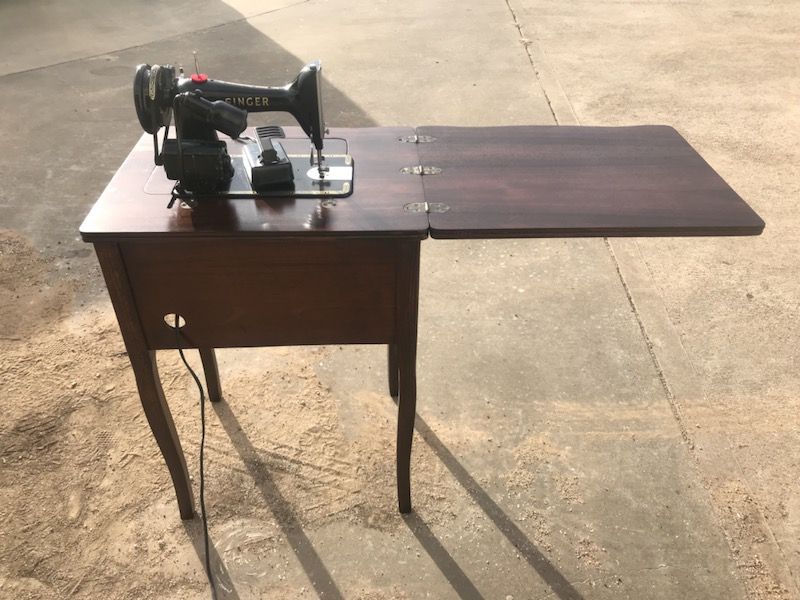 SINGER 99K SEWING MACHINE / REFINISHED for Sale in Cleburne, TX