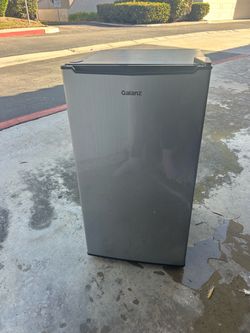 Mini Fridge w/tiny freezer