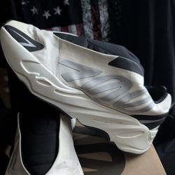 Yeezy 700  Analog 