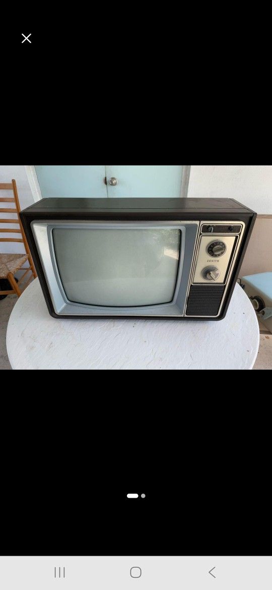 Vintage 1980 Zenith Color CRT Television 19" Turn Knob Model No. M1908C