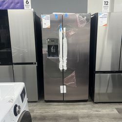 GE - Side By Side Refrigerator In Stainless Steel With Water And Ice Dispenser On Door 💧🧊
