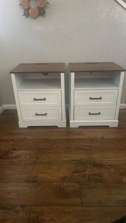Set of 2 nightstands