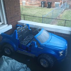 F-150 power wheel used sounds just like a rugged truck when it's going good for two to five year olds still got miles on this truck it may not look al