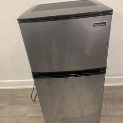 New Magic Chef 4.3 Cubic Feet 2 Doors Mini Refrigerator/ Fridge