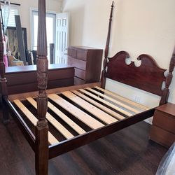 Se Vende recamara tamaño Queen de 5 piezas usada en buenas condiciones incluyendo los colchones