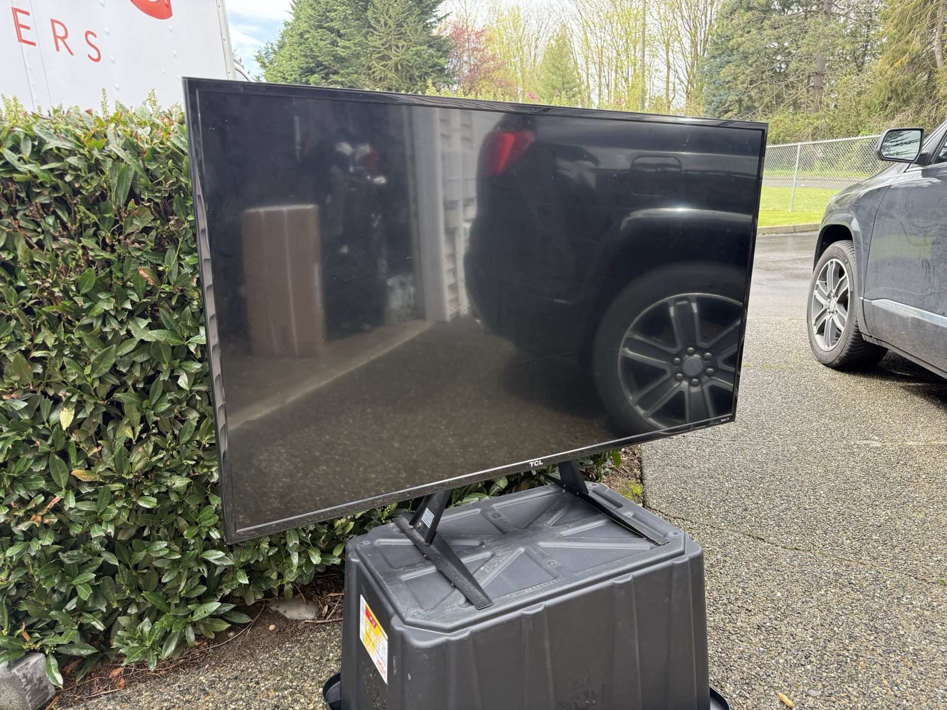 TCL ROKU TV 48”