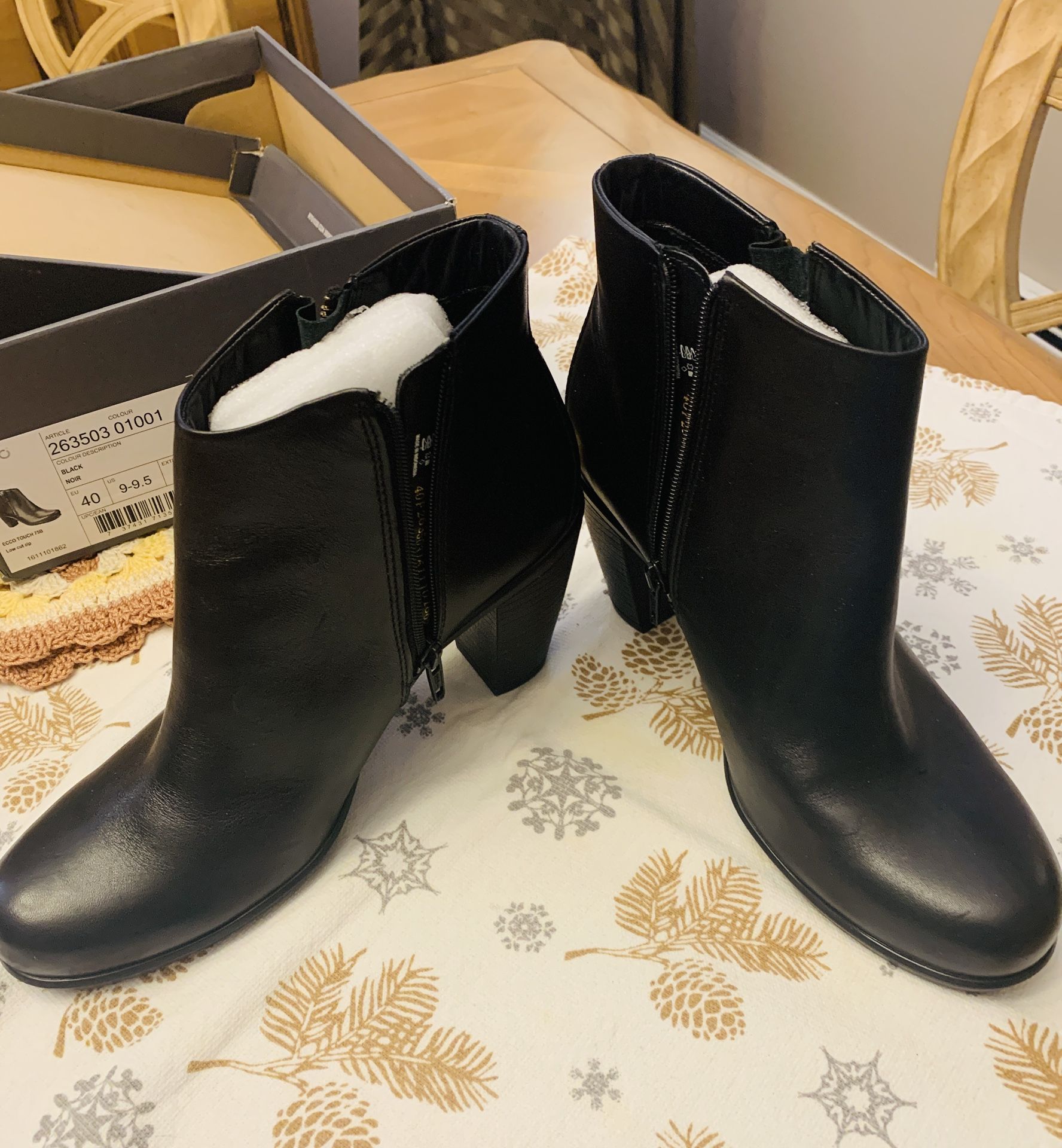 NEW in box-ECCO Touch 75B Leather low-cut double zip black boots 9-9.5 size 40.