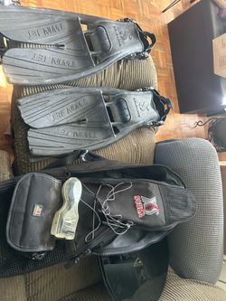 Scuba pro twin jet fins and carrying case