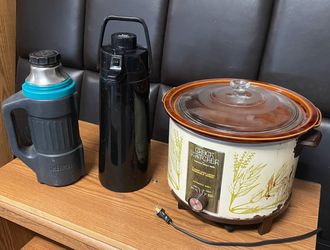 CROCKPOT, 2 THERMOS 