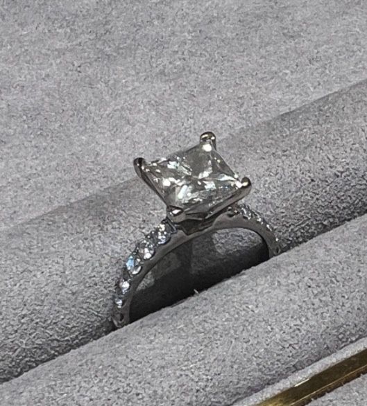 Engagement Ring 2.5k Center Stone Fr Jared’s