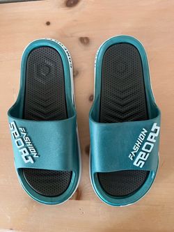 Unisex green slippers