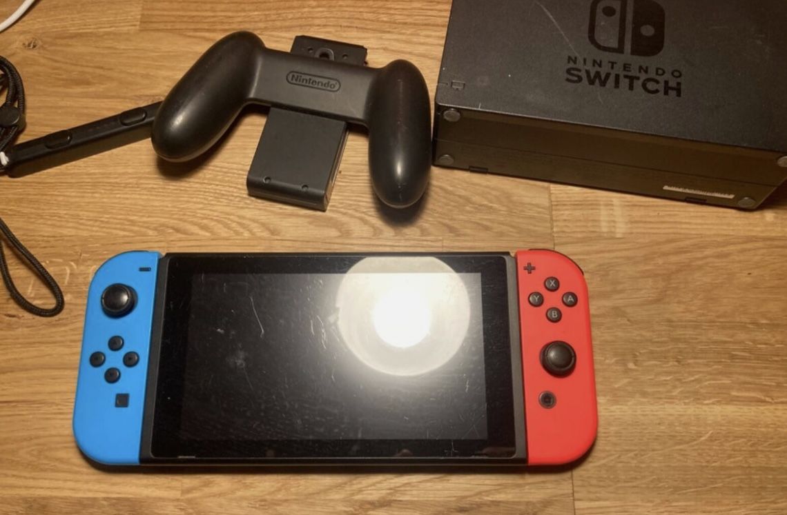 Nintendo Switch with extra controller / games