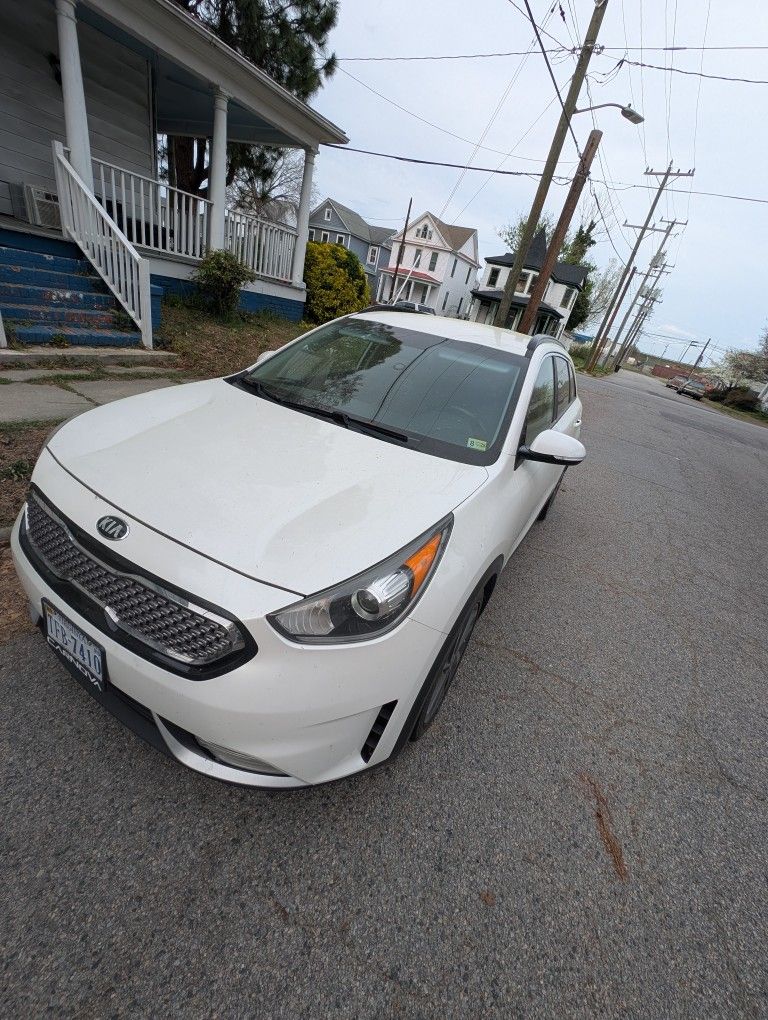 2017 Kia Niro Touring Hybrid Pending