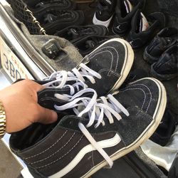 VANS SKATER SHOES SIZE 10MENS A LIL GOOD CONDITION $20