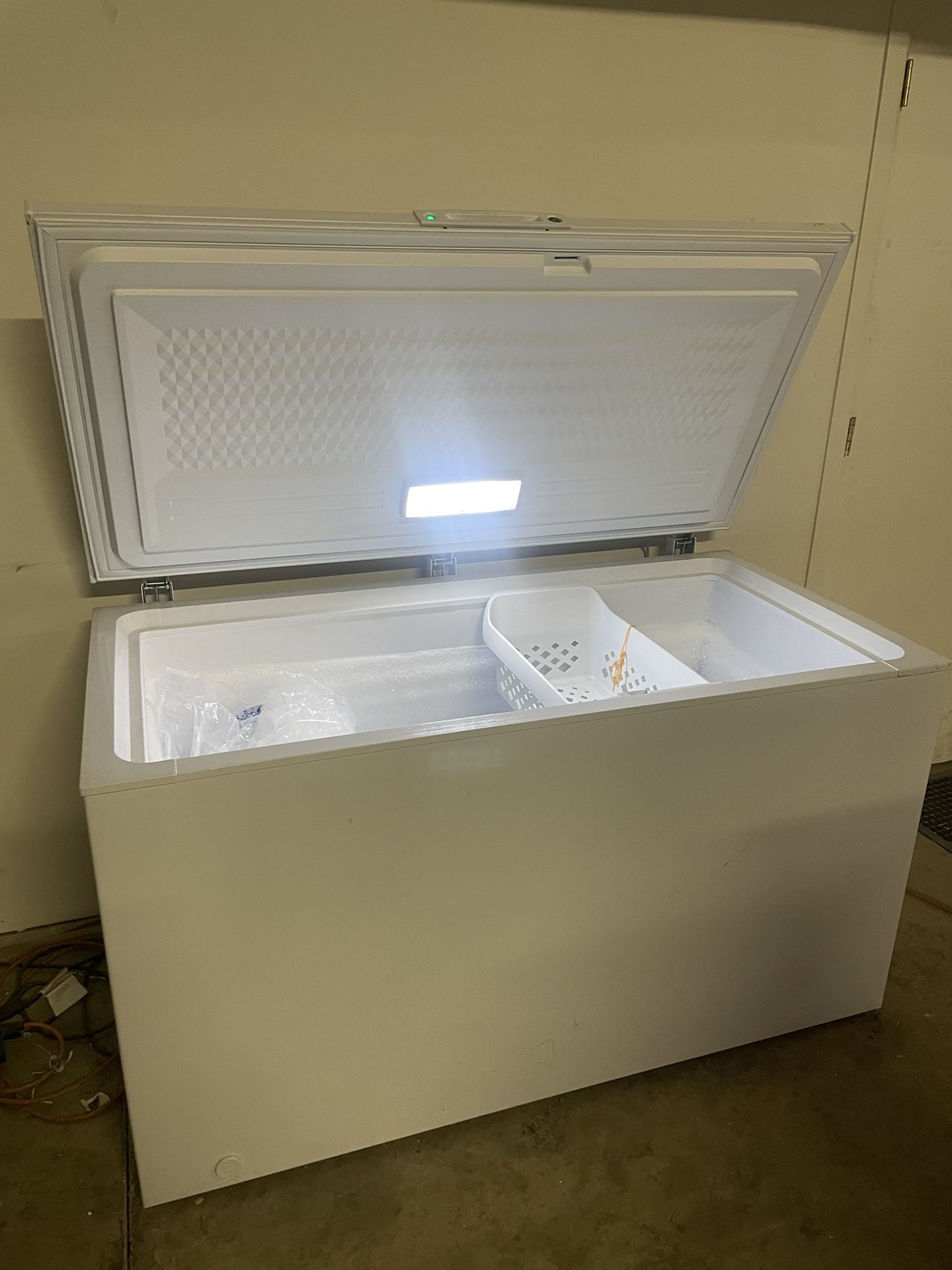 Frigidaire Deep Freezer 14.1 Cubic Ft for Sale in Lake Elsinore, CA