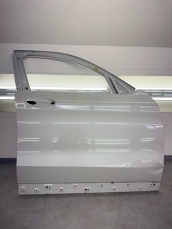 2023 BMW X3 - right front door shell used has dent