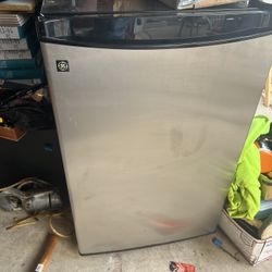 Mini fridge 