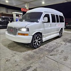 2005 GMC Savana 1500 Passenger • LT Van 3D