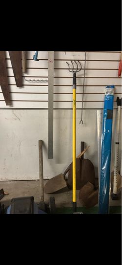 Truper Tru Pro 4-Tine Forged Cultivator featuring a yellow fiberglass handle and a 5-inch forged steel head. TruperCultivator