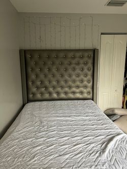 Queen bed.