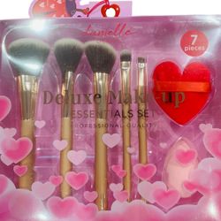 NEW Danielle Make Up Brushes Cosmetic 7 Pieces Essentials Gift Set