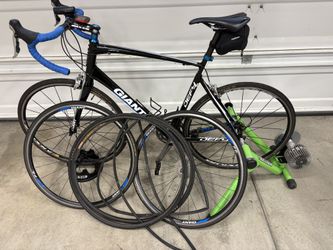 Giant Defy Road Bike With Extras!