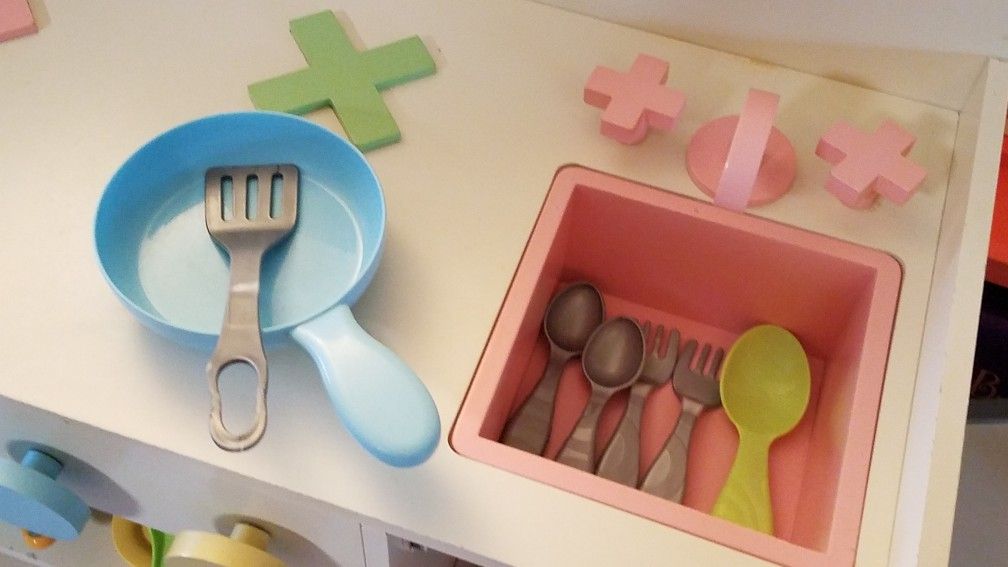 KIDS WOOD KITCHEN PLAYSET W 34 PC DISHES/ FOOD