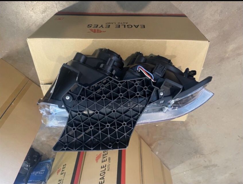 2011, 2012, 2013, 2014 Dodge Charger Headlight Passenger side ( New Car Parts )