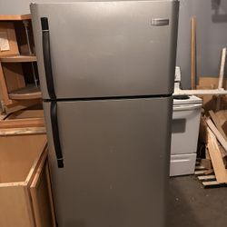 Frigidaire 18 Cu Ft Top-Freezer Refrigerator – 30” Wide – Works Great