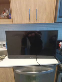 29"inch HISENSE FLAT SCREEN TV WITH WALL MOUNT ALREADY INSTALLED AND INCLUDED