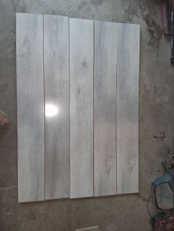 Light Gray Wood-Look Ceramic Floor Tiles