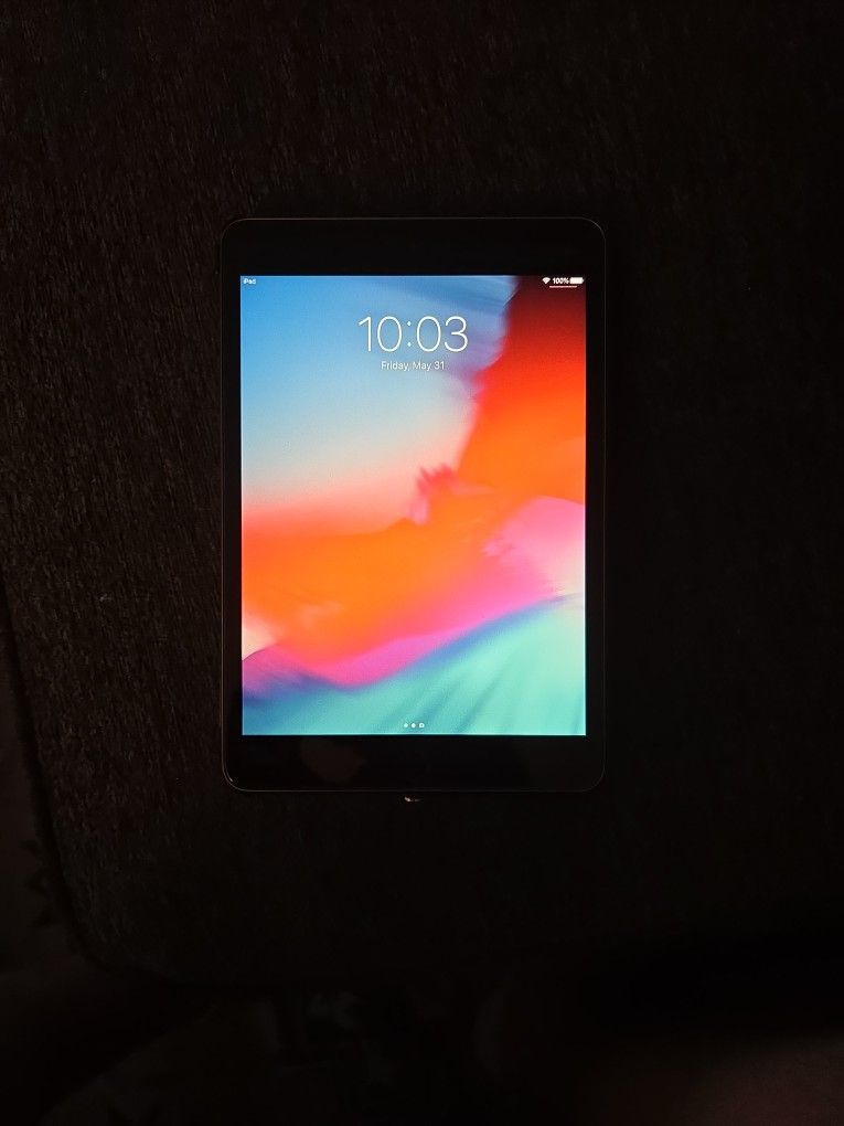 Apple iPad Mini 2 - with (1) Case and (1) Case/Keyboard