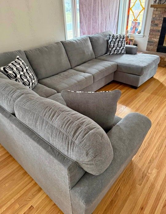 AP🎉 Gray U Shaped Sectional Couch With Chaise// Financing & Delivery Available