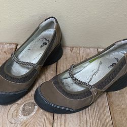 AHNU Olivia Womens 8 Brown Leather Mary Janes Slip On Wedge Heels VIibram Soles