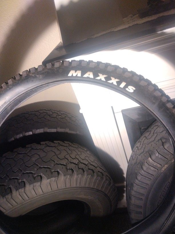 Max is ASSECAI MOUNTAIN BIKE TUBELESS READY 29X2. 50 WT 50 PSI 2X120 TPI TIRES