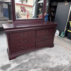 Dresser With Mirror 