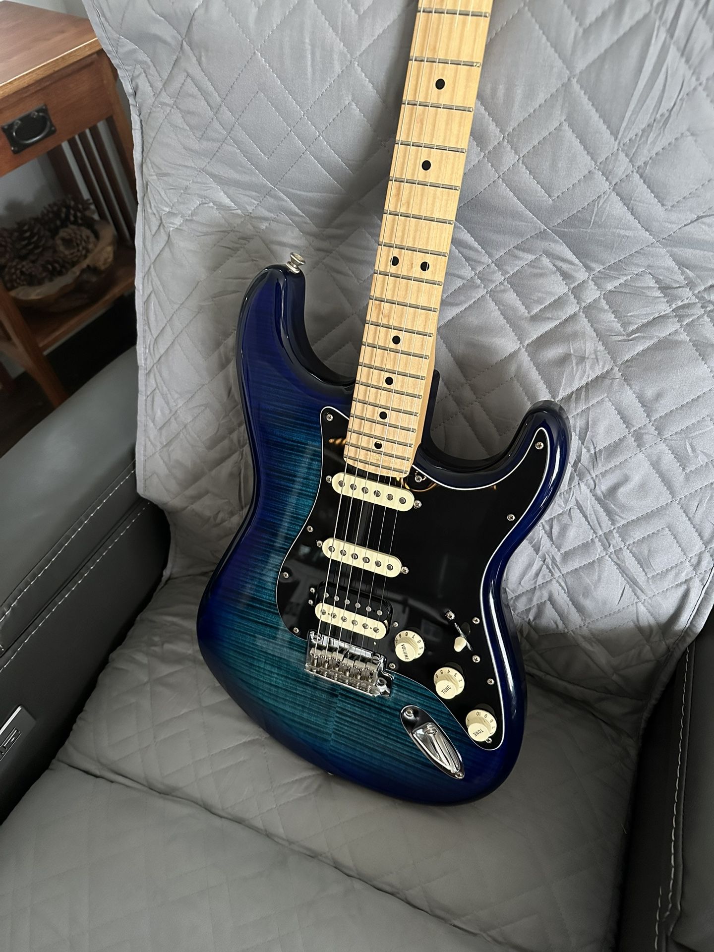 Fender Player Stratocaster HSS Plus Top Maple Fingerboard Limited-Edition Electric Guitar Blue Burst