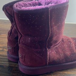 Gorgeous, purple, plush UGGs with light sparkly design big girls size 5