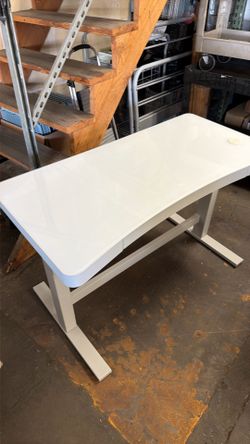 Rising workdesk with power