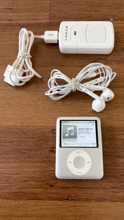 Apple iPod 4G with charger and headphones