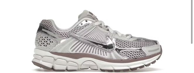 Size 5 Nike Zoom Vomero 5 Metallic (Women's)