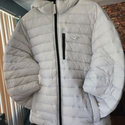 White Hollister puffer jacket w inside pockets